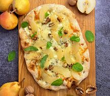 Римская пицца с грушей и горгонзолой