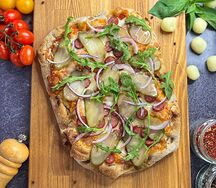 Римская пицца с охотничьими колбасками