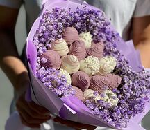 Букет клубники в шоколаде с живыми цветами гипсофилы White purple