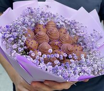 Клубника в шоколаде букет с живыми цветами гипсофилы Purple 