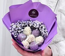 Клубника в шоколаде букет с гипсофилой Mini Purple