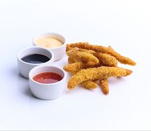 Стрипсы из куриного филе с соусом 