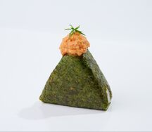 Онигири с лососем