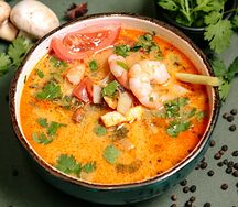 Том Ям с креветкой и кальмарами, с рисовой лапшой