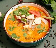 Том Ям с курицей и кальмарами с рисовой лапшой