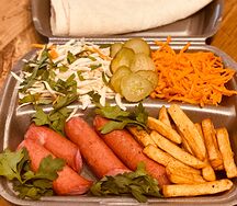 Сосиски в тарелке