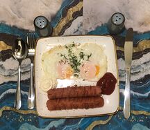 Яичница с сосисками