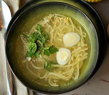 Консоме из курицы с домашней лапшой