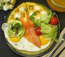 Картофельные вафли с лососем и яичницей
