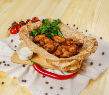 Крылышки с соусом дорблю