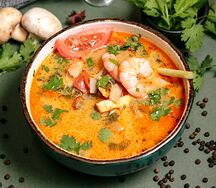 Том Ям с креветкой и кальмарами (с рисом)