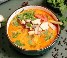 Том Ям с курицей и кальмарами с рисовой лапшой