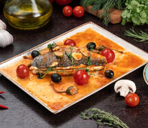 Дорадо, запеченная с овощами
