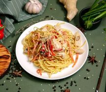Яичная лапша с куриным филе в сливочно-чесночном соусе