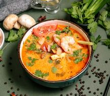 Том ям с креветкой и кальмарами с рисовой лапшой