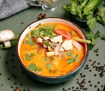 Том ям с курицей и кальмарами с рисовой лапшой