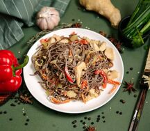 Соба с куриным филе в кисло-сладком соусе