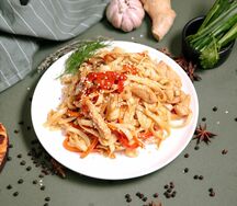 Удон с куриным филе в сливочно-чесночном соусе