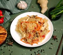 Фунчоза с куриным филе в кисло-сладком соусе