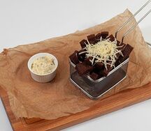 Чесночные бородинские гренки с сыром пармезан