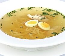 Домашний куриный бульон с лапшой