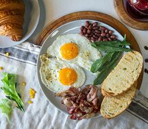 Завтрак с беконом и яйцом