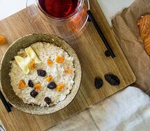 Каша овсяная с гранолой и запеченным бананом