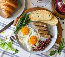 Завтрак с колбасками и яйцом