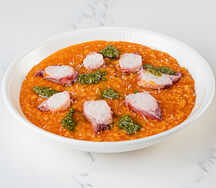 Рисовая каша с осьминогом и печёным перцем