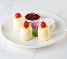 Сырники с домашним джемом и сметаной