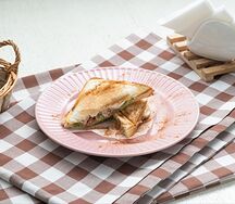 Сэндвич с тунцом, томатами и листьями салата