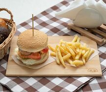 Бургер с куриными наггетсами и картофелем фри
