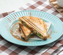 Сэндвич с копченой грудкой, ананасами и сыром