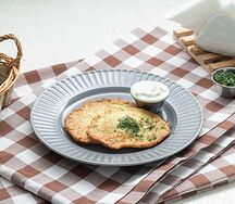 Драники из кабачков с хрустящим луком и сметаной