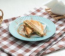 Сэндвич с ветчиной, сыром и овощами