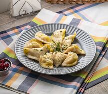 Пельмени с курицей, ананасами и сыром креметте 