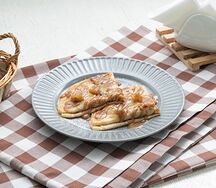 Блинчики с яблоком и карамелью