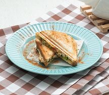 Сэндвич с говядиной, сыром и томатами