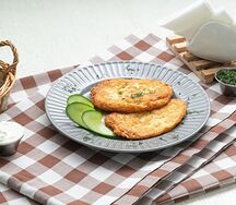 Драники с картофелем и тёртым сыром со сметаной