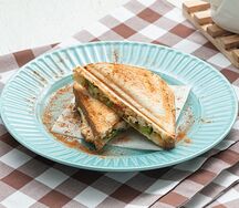 Сэндвич с курицей, сыром и овощами