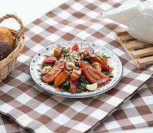 Салат с тыквой из печи и моцареллой