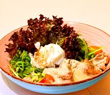 Салат из куриной печени с яйцом пашот