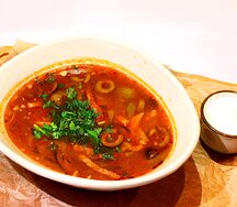 Солянка мясная с копченостями