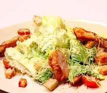 Салат Цезарь с курицей