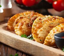 Чебурек с охотничьими колбасками и картофельным пюре
