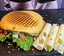 Сырная шаурма на турецком багете