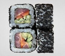 Ролл с копченым лососем