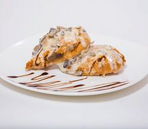 Грудка куриная под белым соусом с грибами
