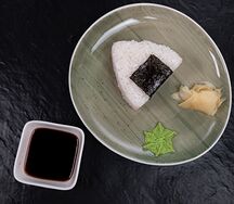 Онигири с крабовым мясом