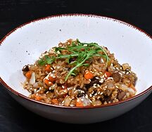 Жареный рис с курицей и овощами